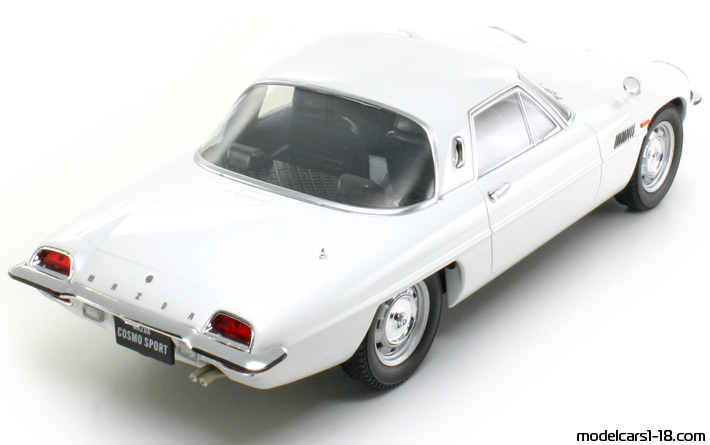 1967 - Mazda Cosmo Sport Triple9 Collection 1/18 (Бял) Задна дясна страна