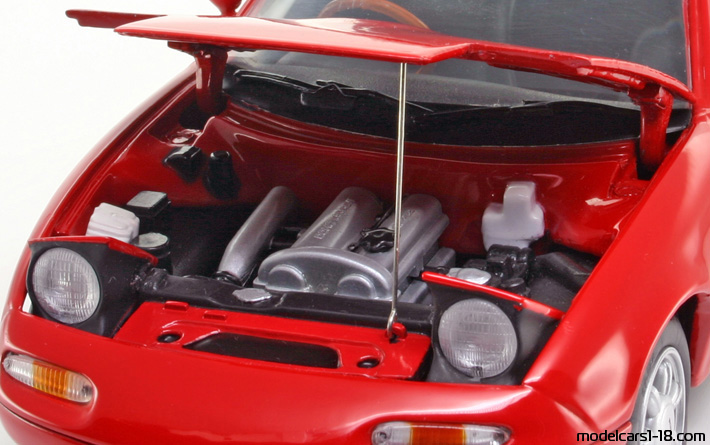 1989 - Mazda MX-5 Kyosho 1/18 (Червен) Двигател