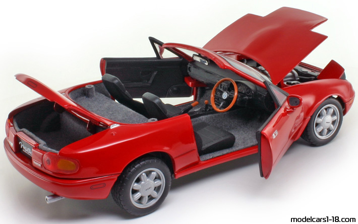 1989 - Mazda MX-5 Kyosho 1/18 (Червен) Отваряеми части