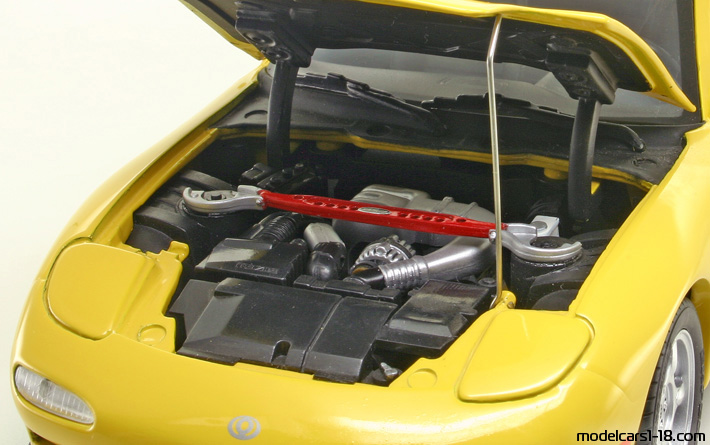 1993 - Mazda RX-7 Kyosho 1/18 (Жълт) Двигател