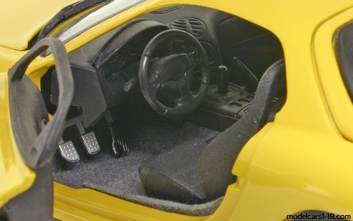 1993 - Mazda RX-7 Kyosho 1/18 (Жълт) Интериор арматурно табло