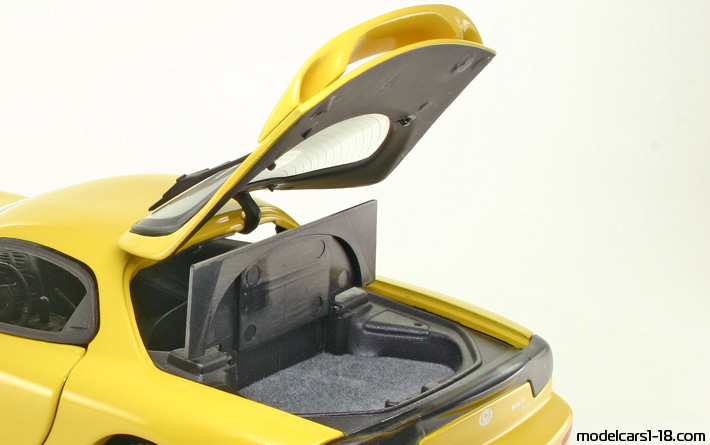 1993 - Mazda RX-7 Kyosho 1/18 (Жълт) Багажник / Отварящи се фарове