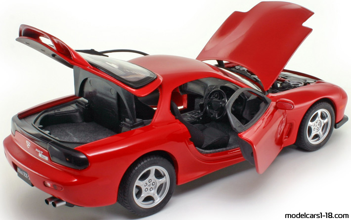 1993 - Mazda RX-7 Kyosho 1/18 (Червен) Отваряеми части