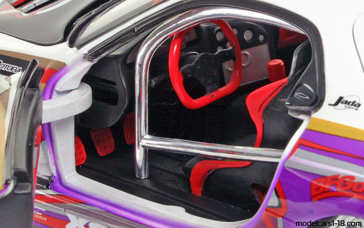 1999 - Mazda RX-7 Jada Toys 1/18 (Бял / Лилав) Интериор арматурно табло