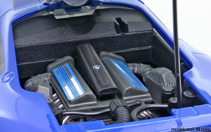 1993 - McLaren F1 Concept Guiloy 1/18 (Син) Двигател