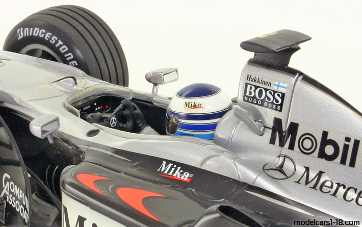 2000 - McLaren Mercedes MP4-15 Minichamps 1/18 (Светло сребрист / Черен) Интериор арматурно табло