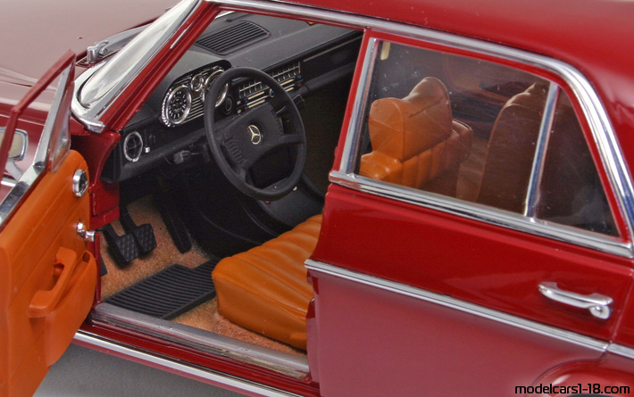 1968 - Mercedes 220 (W115) Sun Star 1/18 (Червен) Интериор арматурно табло