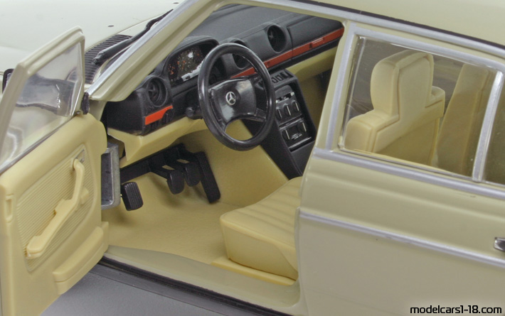 1976 - Mercedes 230 E (W123) Revell 1/18 (Кафяв) Интериор арматурно табло