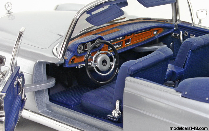 1966 - Mercedes 280 SE (W111) Maisto 1/18 (Сребрист) Интериор арматурно табло