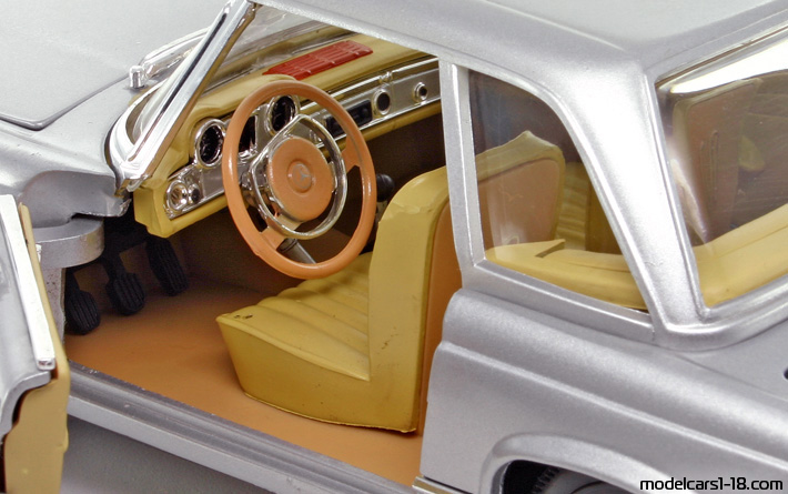 1963 - Mercedes 280 SL (W113) Anson 1/18 (Сребрист) Интериор арматурно табло