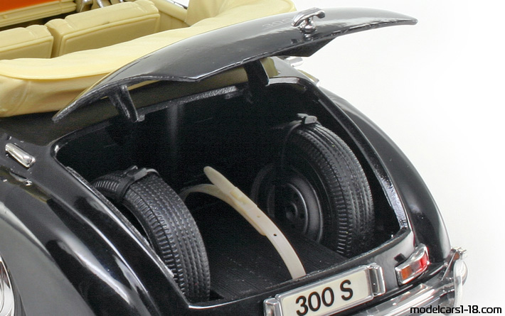 1955 - Mercedes 300 S (W188) Maisto 1/18 (Черен) Багажник / Отварящи се фарове