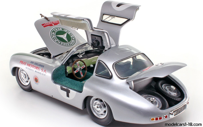 1952 - Mercedes 300 SL (W194) Ricko 1/18 (Сребрист / Зелен) Отваряеми части