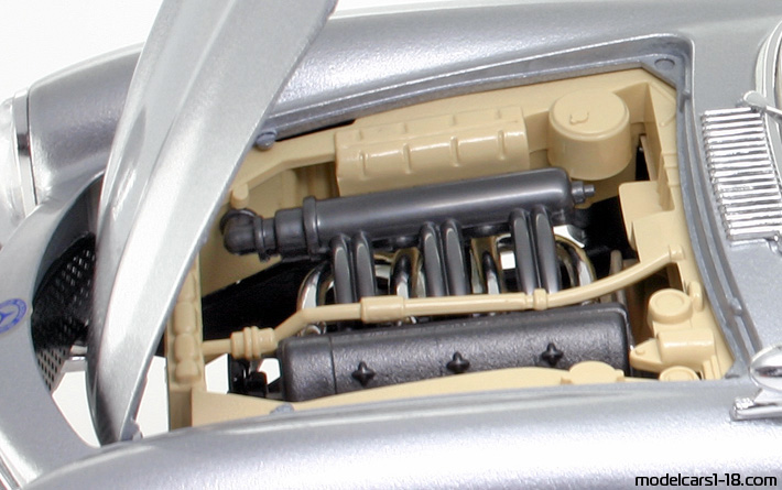 1957 - Mercedes 300 SL (W198) Bburago 1/18 (Сребрист) Двигател