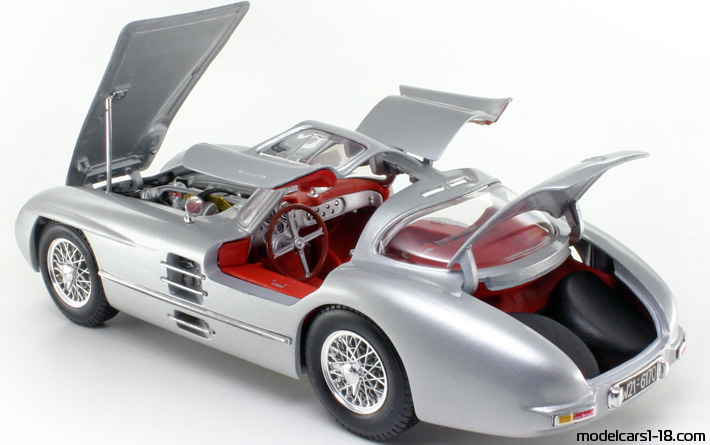 1955 - Mercedes 300 SLR (W196S) Maisto 1/18 (Сребрист) Отваряеми части