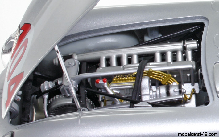 1955 - Mercedes 300 SLR (W196S) Maisto 1/18 (Сребрист) Двигател