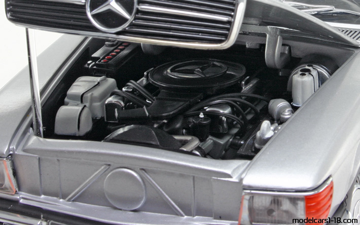 1977 - Mercedes 350 SL (R107) Chrono 1/18 (Сребрист) Двигател