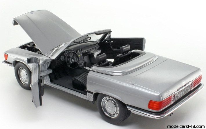 1977 - Mercedes 350 SL (R107) Chrono 1/18 (Сребрист) Отваряеми части