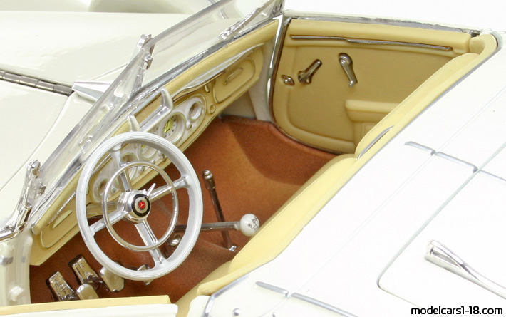 1936 - Mercedes 500 K Specialroadster (W29) Maisto 1/18 (Бял) Интериор арматурно табло