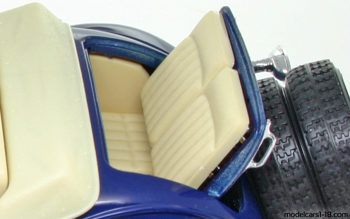 1936 - Mercedes 500 K (W29) Bburago 1/20 (Син) Багажник / Отварящи се фарове