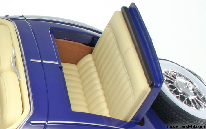 1936 - Mercedes 500 K (W29) Maisto 1/18 (Син) Багажник / Отварящи се фарове