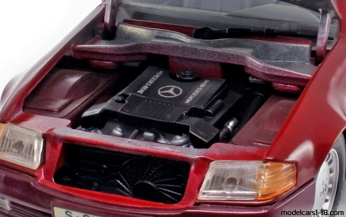 1989 - Mercedes 500 SL (R129) Maisto 1/18 (Червен / Червен) Двигател
