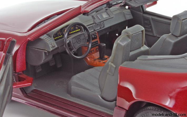 1989 - Mercedes 500 SL (R129) Maisto 1/18 (Червен / Червен) Интериор арматурно табло