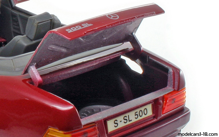 1989 - Mercedes 500 SL (R129) Maisto 1/18 (Червен / Червен) Багажник / Отварящи се фарове