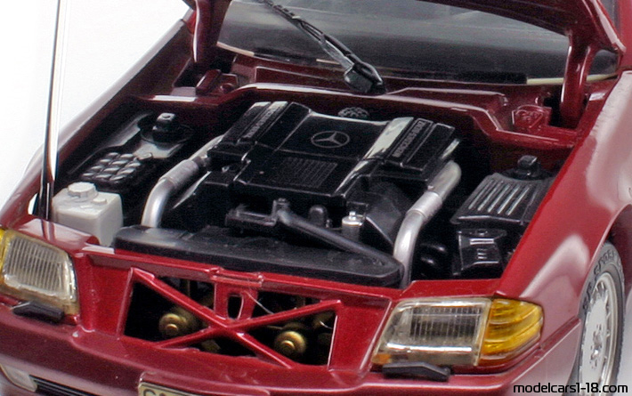 1989 - Mercedes 500 SL (R129) Revell 1/18 (Червен / Червен) Двигател