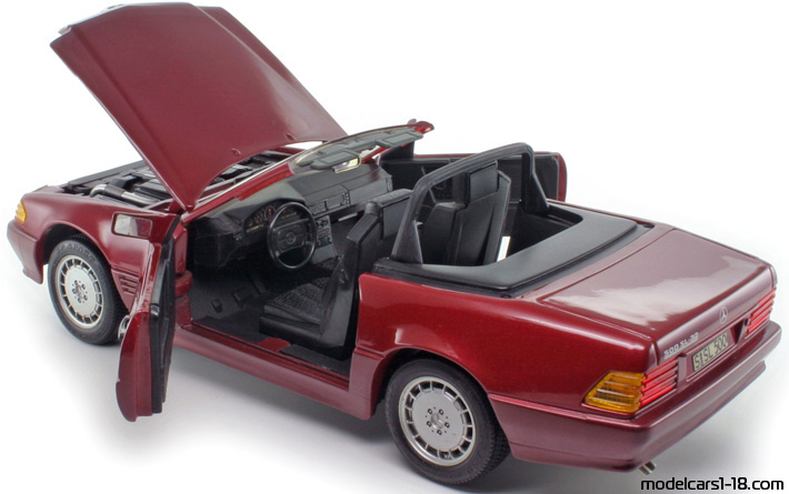 1989 - Mercedes 500 SL (R129) Revell 1/18 (Червен / Червен) Отваряеми части