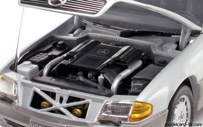 1989 - Mercedes 500 SL (R129) Revell 1/18 (Сребрист / Сив) Двигател
