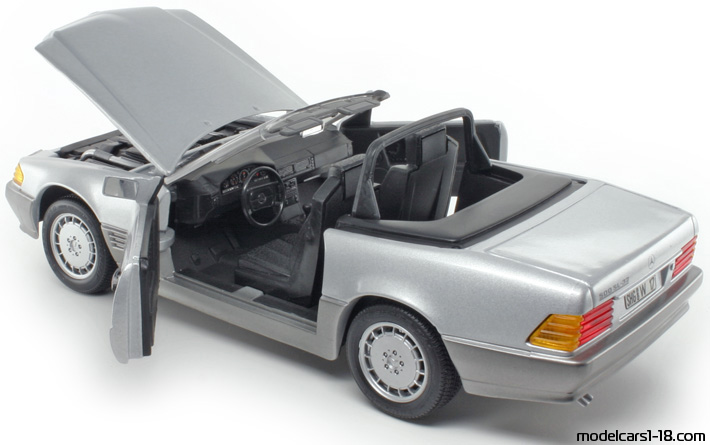 1989 - Mercedes 500 SL (R129) Revell 1/18 (Сребрист / Сив) Отваряеми части