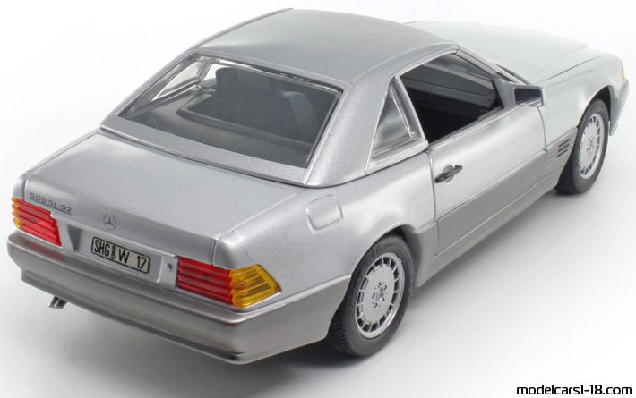 1989 - Mercedes 500 SL (R129) Revell 1/18 (Сребрист / Сив) Задна дясна страна