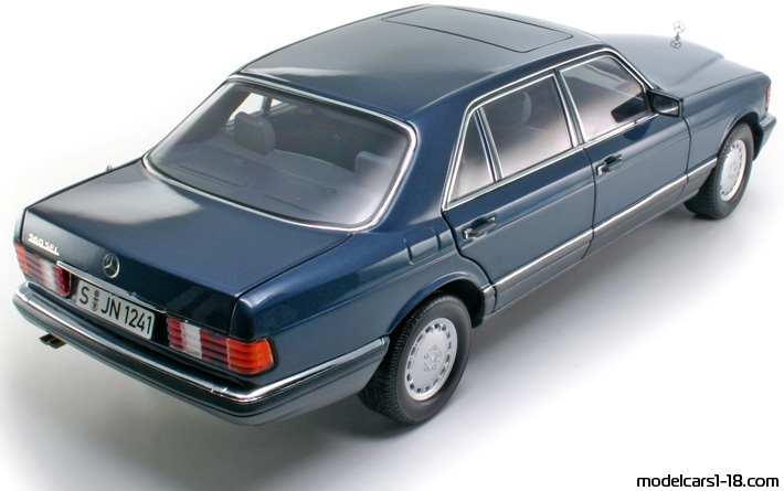 1988 - Mercedes 560 SEL (W126) Norev 1/18 (Червен / Сив) Задна дясна страна