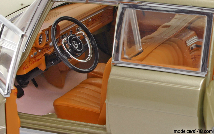 1966 - Mercedes 600 Pullman-Landaulet (W100) Sun Star 1/18 (Злаетн) Интериор арматурно табло