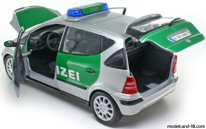 2001 - Mercedes A 140 L (W168) Police Maisto 1/18 (Сребрист / Зелен) Отваряеми части