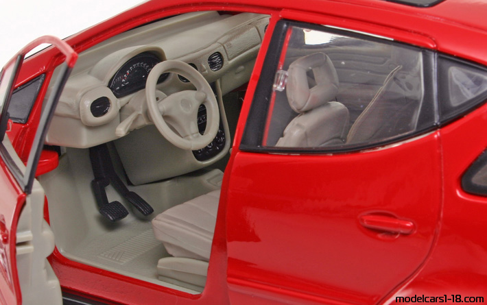 2001 - Mercedes A 160 (W168) Maisto 1/18 (Червен) Интериор арматурно табло