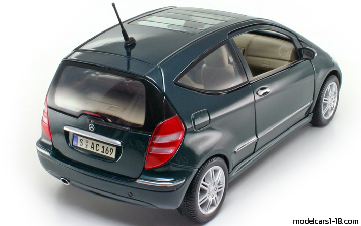 2008 - Mercedes A 200 (W169) Maisto 1/18 (Зелен) Задна дясна страна