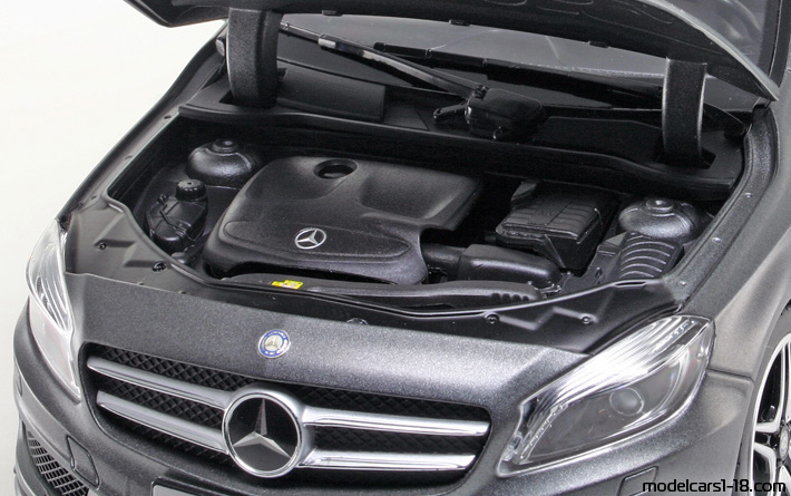 2012 - Mercedes A (W176) Norev 1/18 (Сив) Двигател