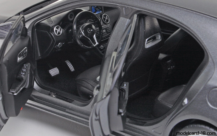 2012 - Mercedes A (W176) Norev 1/18 (Сив) Интериор арматурно табло