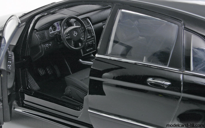 2005 - Mercedes B 200 (W245) Kyosho 1/18 (Черен) Интериор арматурно табло