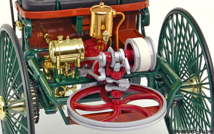 1886 - Mercedes Benz Patent-Motorwagen Norev 1/18 (Зелен) Двигател