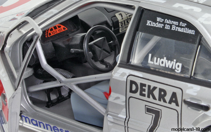 1994 - Mercedes C 180 DTM (W202) UT 1/18 (Сребрист / Светло сребрист) Интериор арматурно табло