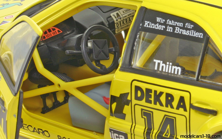 1994 - Mercedes C 180 DTM (W202) UT 1/18 (Жълт / Черен) Интериор арматурно табло