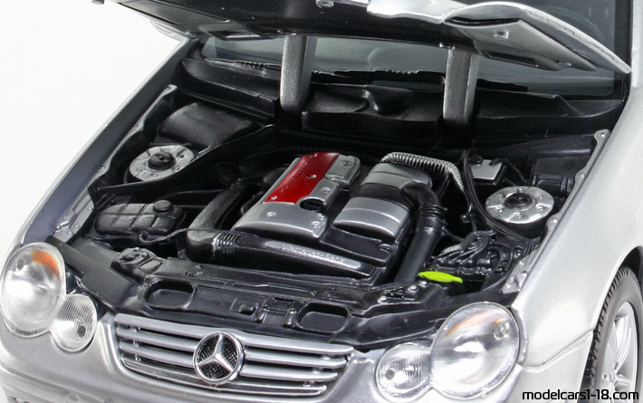 2001 - Mercedes C 200 Sportcoupe (CL203) Maisto 1/18 (Светло сребрист) Двигател