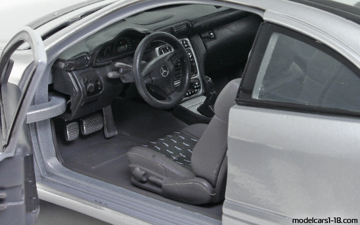 2001 - Mercedes C 200 Sportcoupe (CL203) Maisto 1/18 (Светло сребрист) Интериор арматурно табло