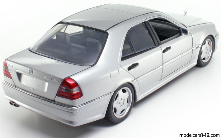 1993 - Mercedes C 36 AMG (W202) UT 1/18 (Сребрист) Задна дясна страна