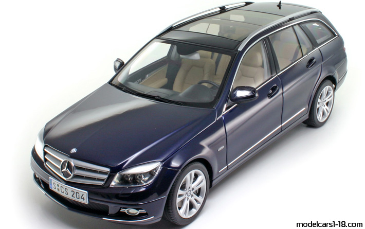 2007 - Mercedes C (S204) AutoArt 1/18 (Син) Предна лява страна