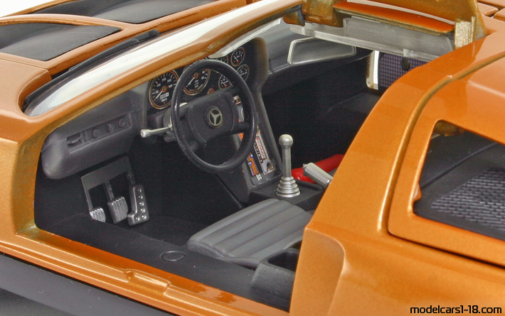 1969 - Mercedes C111 Concept Guiloy 1/18 (Оранжев / Черен) Интериор арматурно табло