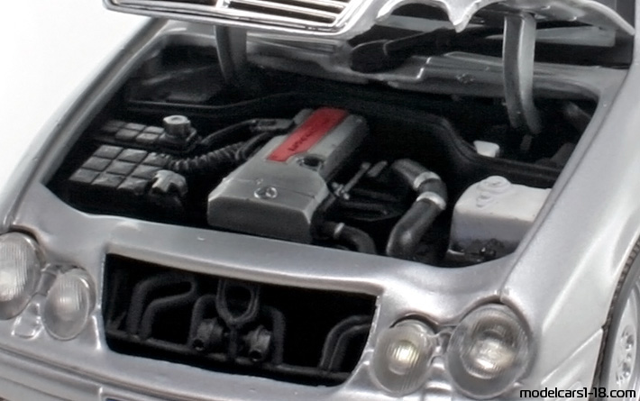 1997 - Mercedes CLK 320 (A208) Anson 1/18 (Сребрист) Двигател