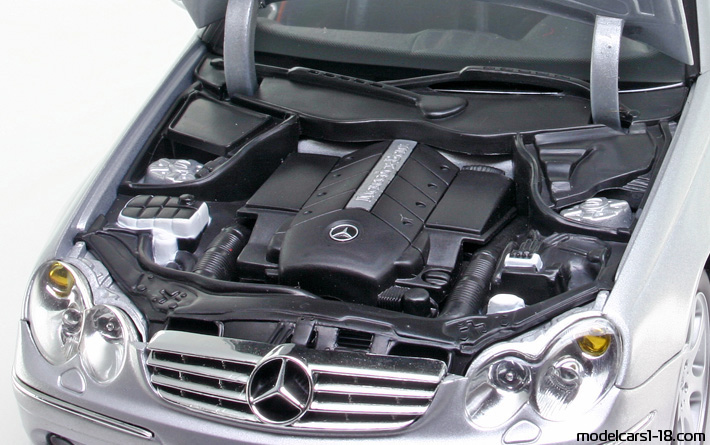 2003 - Mercedes CLK 500 (A209) Kyosho 1/18 (Светло сребрист) Двигател